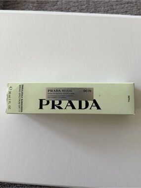 Prada Reveal Foundation DC70